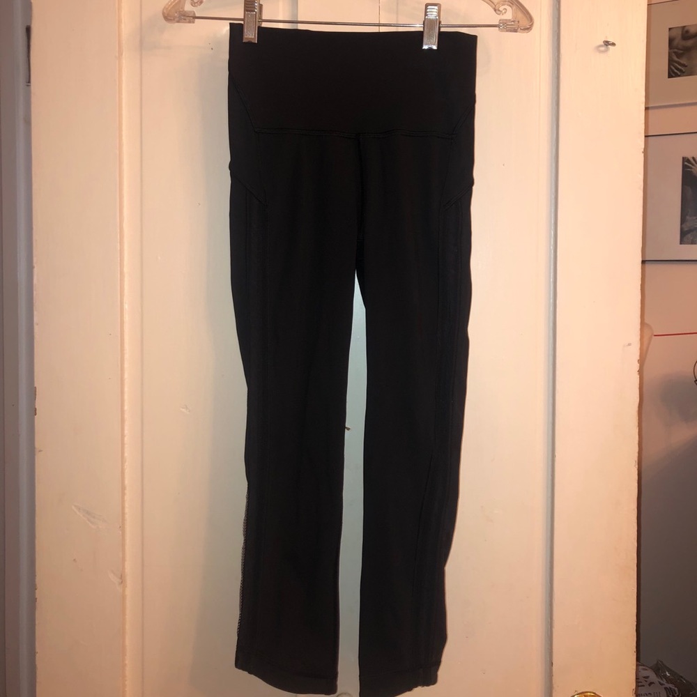 SLIGHTLY WORN! Lululemon black leggings 25”